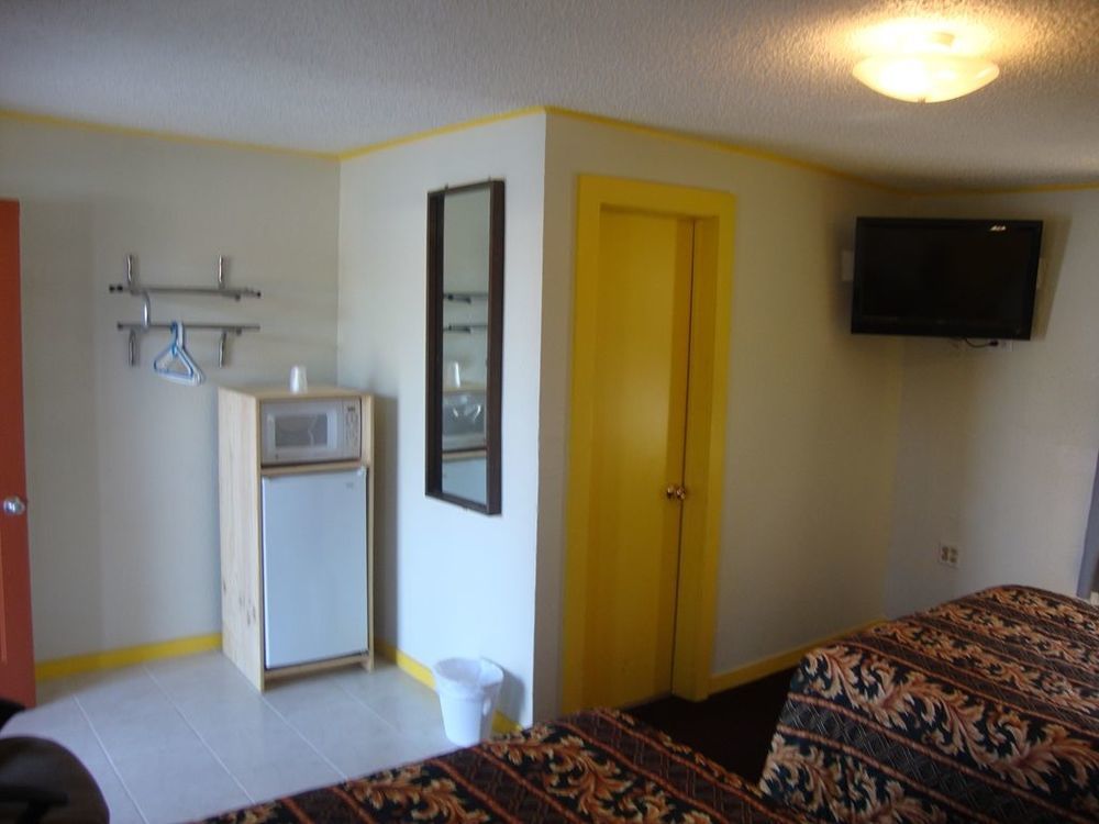 Madill Inn Room photo
